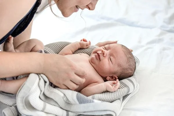 Nhanh tay lau khô tránh để trẻ bị cảm lạnh