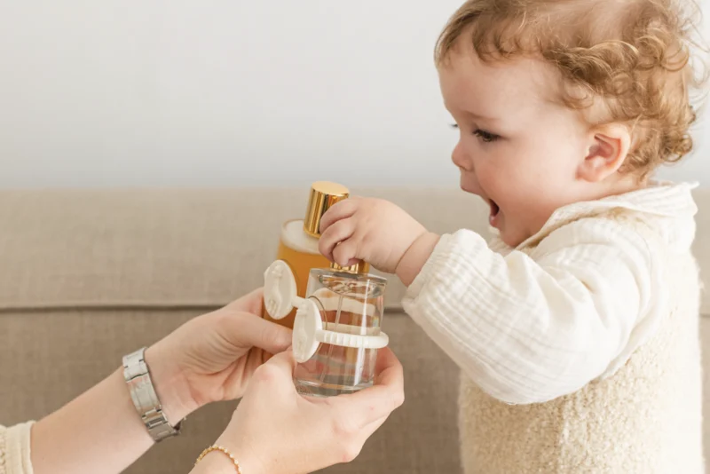 Nước hoa có rất nhiều lợi ích đối với trẻ sơ sinh và trẻ nhỏ